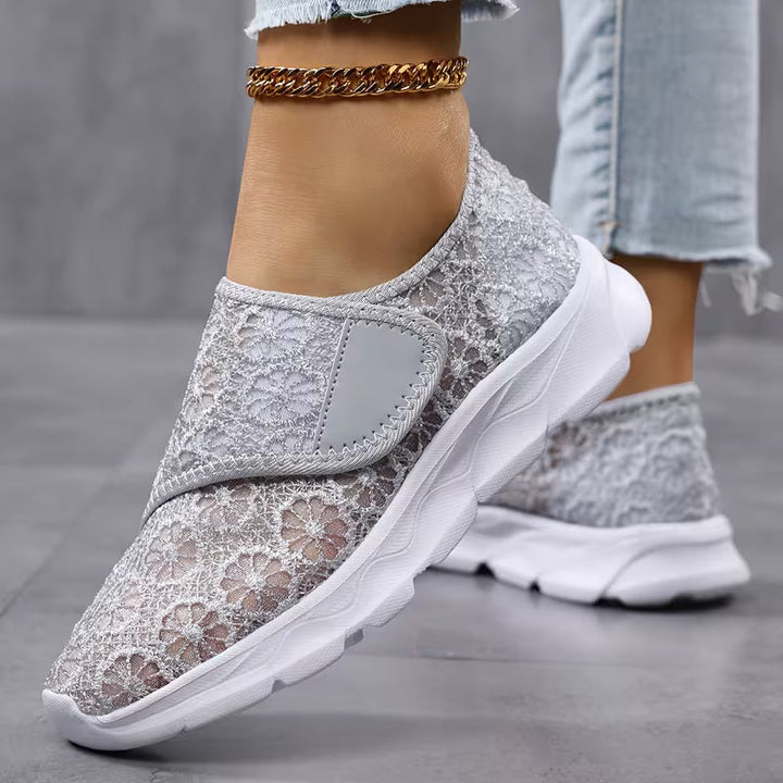 Sabyne – Sneakers Med Blomstermønster I Blonder Og Velcrolukning