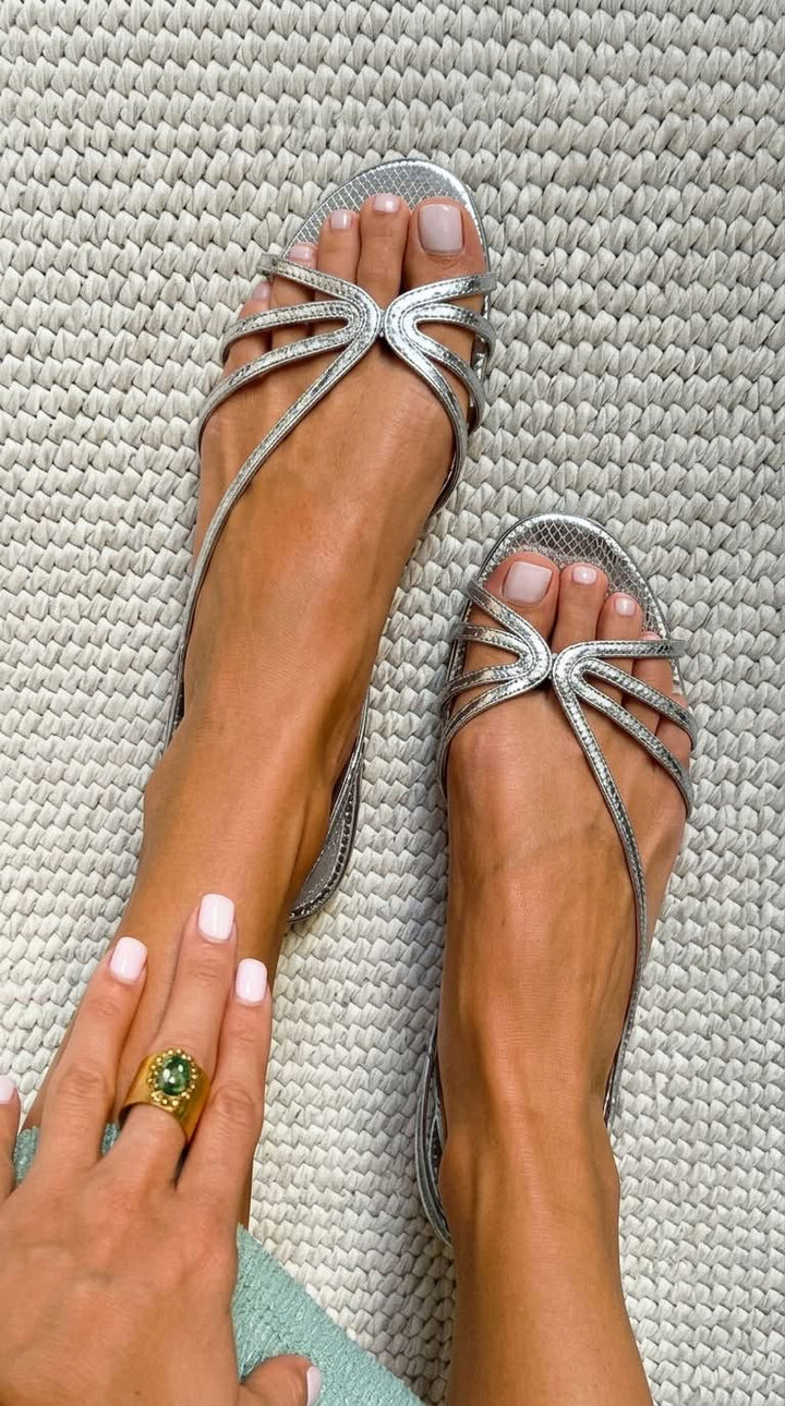 Schila – Skinnende Sandaler Med Remme