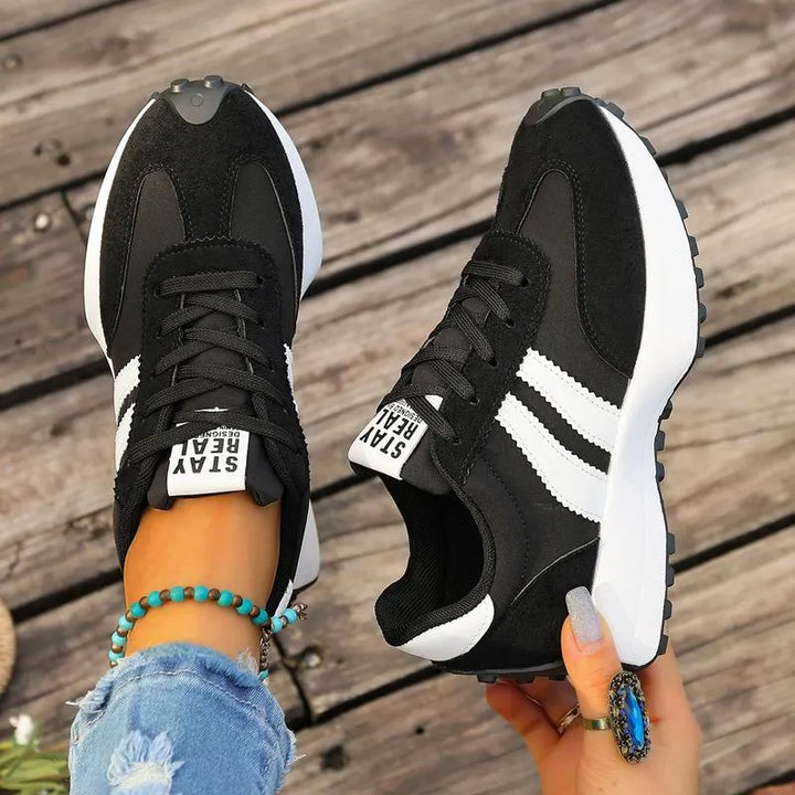 Lariesa – Sneakers Med Snørelukning og Kontraststriber