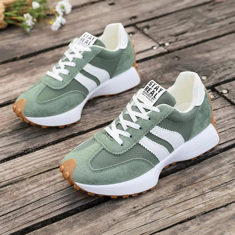 Lariesa – Sneakers Med Snørelukning og Kontraststriber