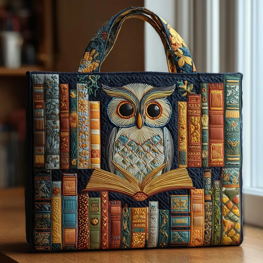 Tyliana – Quiltet Taske Med Broderet Ugle Og Biblioteksmotiv