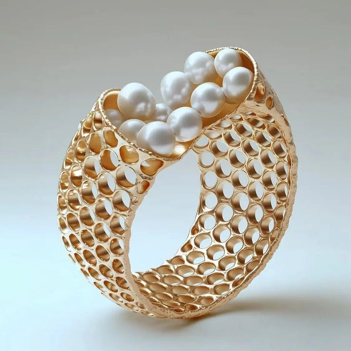Velmira – Skulpturel Perlering Med Snoet Design
