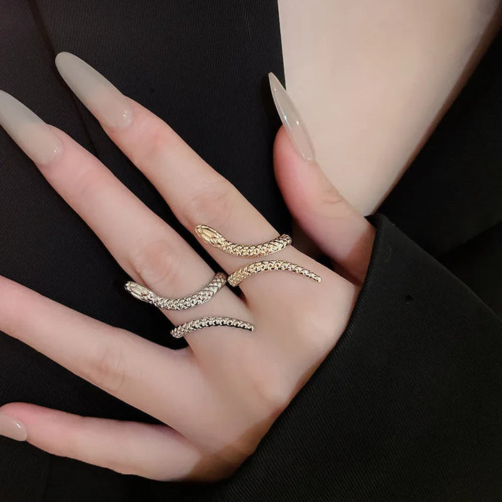 Zevella – Sæt Med Armbånd Og Ring Med Skulptureret Slangemotiv