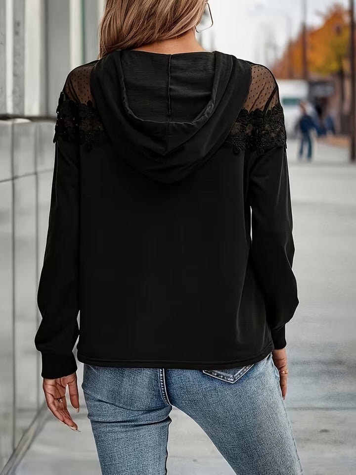 Azina – Elegant Bluse Med Kappe I Blonder Og Netstof
