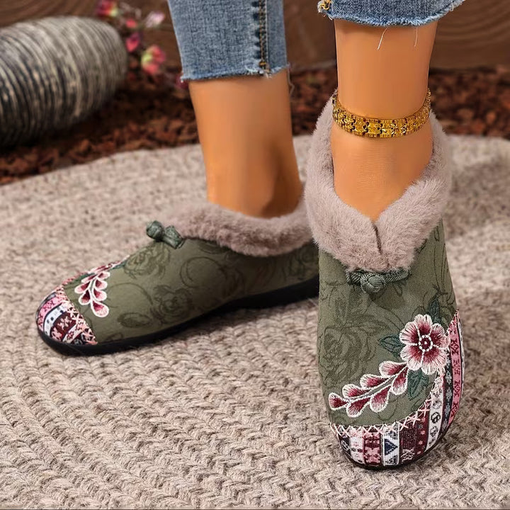 Estila – Tøfler Med Blomsterbroderi og Plyskanter