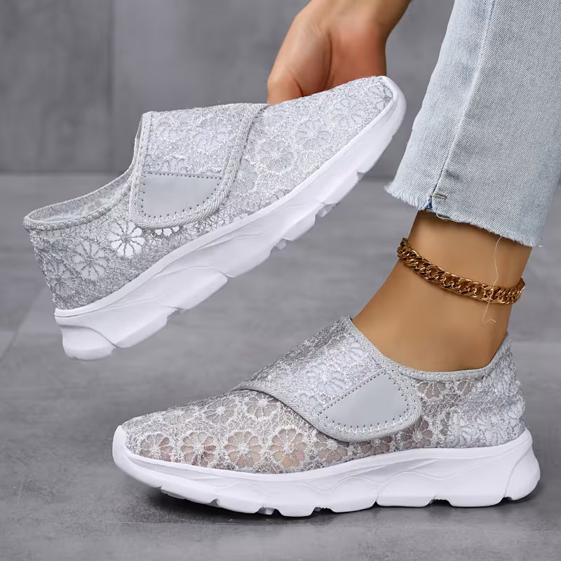 Sabyne – Sneakers Med Blomstermønster I Blonder Og Velcrolukning