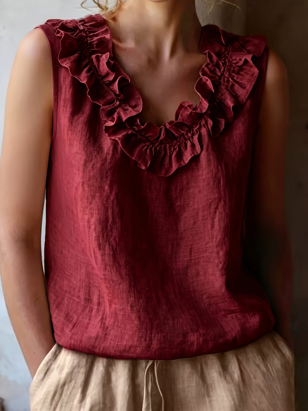 Safiya – Ærmeløs Bluse Med Flæsehalsudskæring