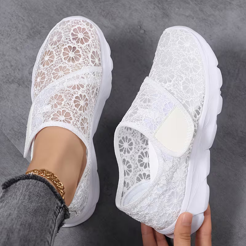 Sabyne – Sneakers Med Blomstermønster I Blonder Og Velcrolukning