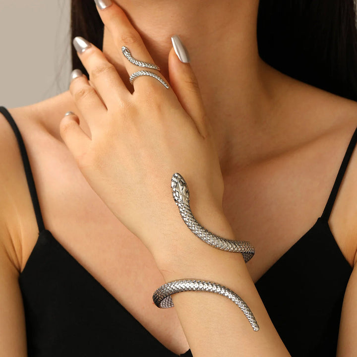 Zevella – Sæt Med Armbånd Og Ring Med Skulptureret Slangemotiv