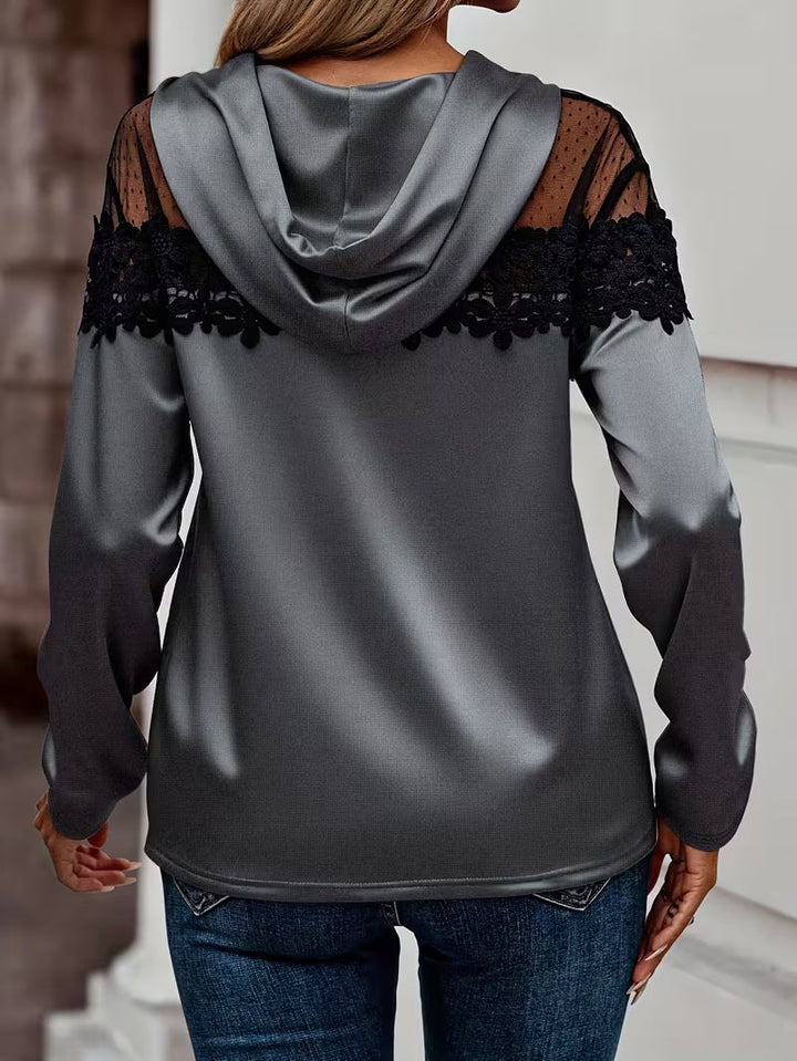Azina – Elegant Bluse Med Kappe I Blonder Og Netstof