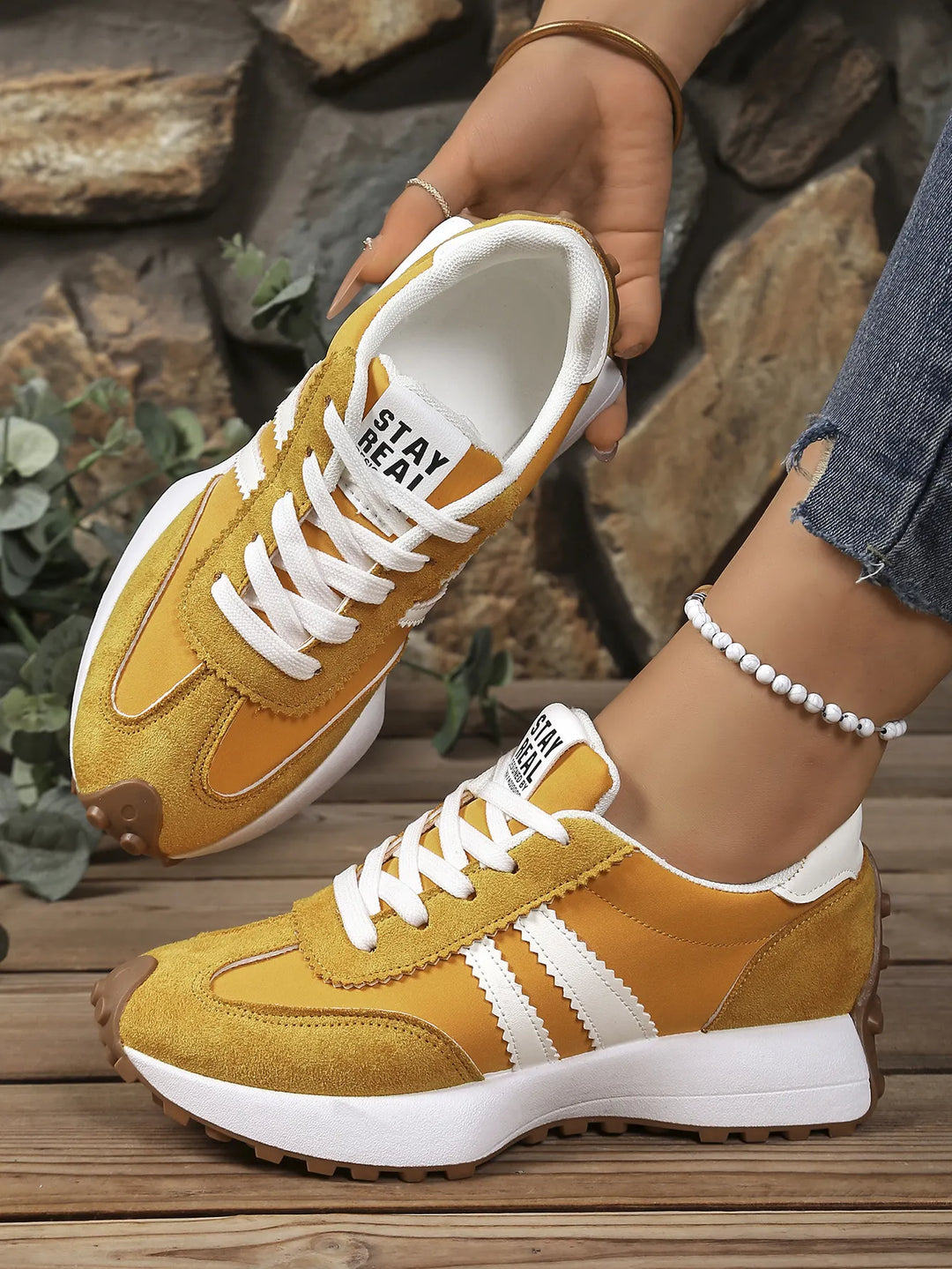 Lariesa – Sneakers Med Snørelukning og Kontraststriber