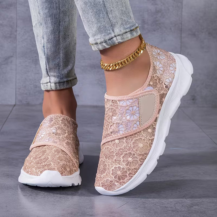 Sabyne – Sneakers Med Blomstermønster I Blonder Og Velcrolukning