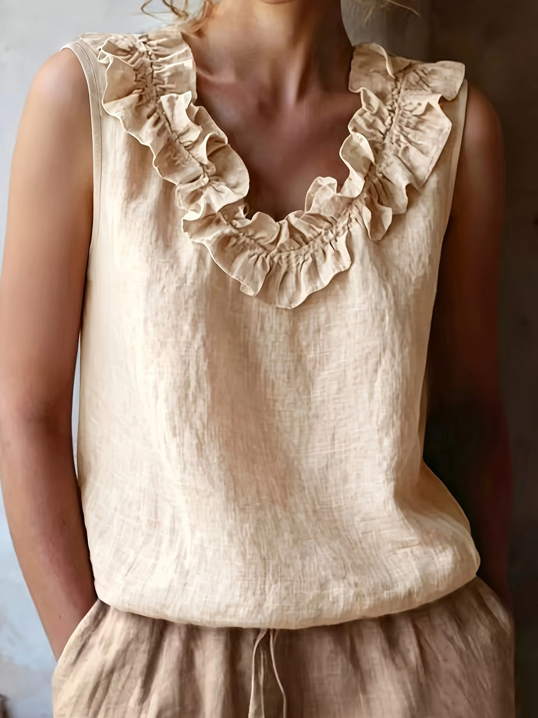 Safiya – Ærmeløs Bluse Med Flæsehalsudskæring