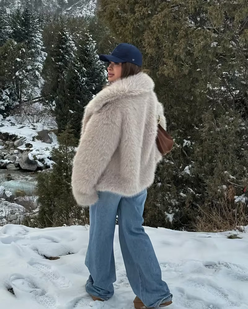 Zefina – Oversized Jakke Med Lange Ærmer I Imiteret Pels