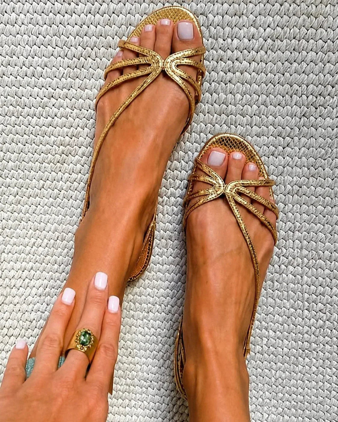 Schila – Skinnende Sandaler Med Remme