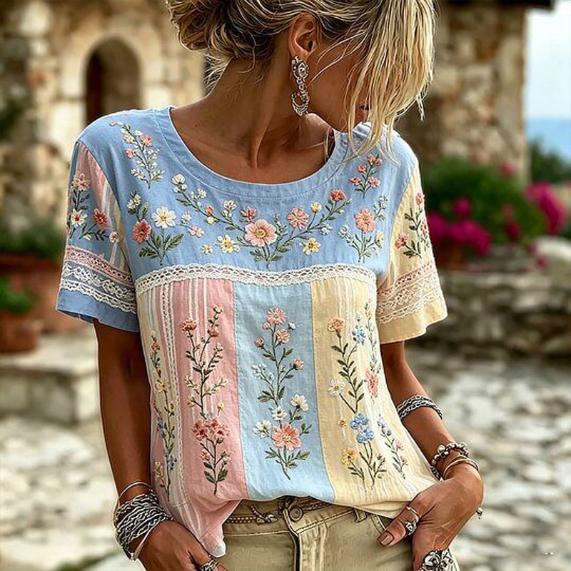 Solenna – Kortærmet Top I Patchwork Med Blomsterbroderi