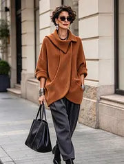 Lenneke – Oversized Jakke Med Asymmetrisk Krave og Lommer