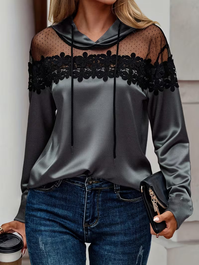 Azina – Elegant Bluse Med Kappe I Blonder Og Netstof