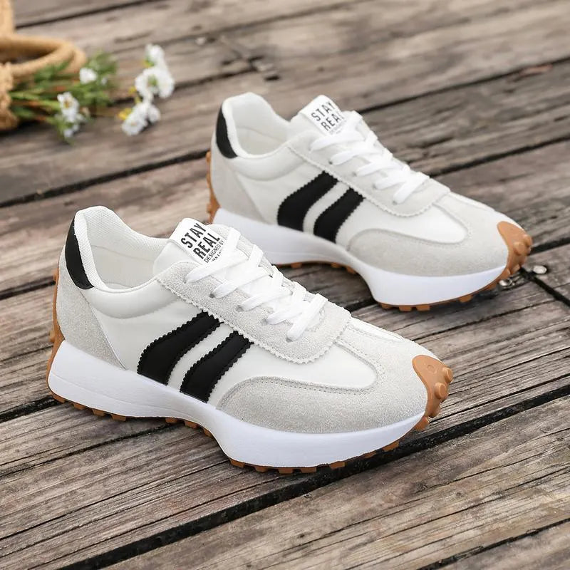 Lariesa – Sneakers Med Snørelukning og Kontraststriber