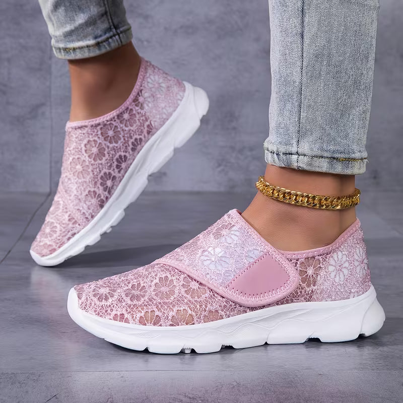 Sabyne – Sneakers Med Blomstermønster I Blonder Og Velcrolukning