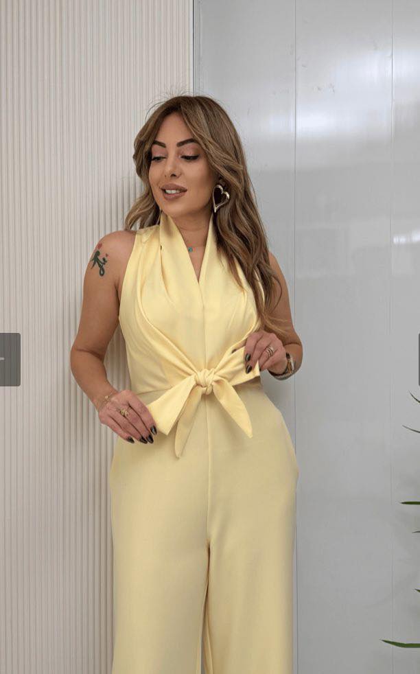 Kamwi – Elegant Jumpsuit Med Draperet Halsudskæring Og Brede Ben