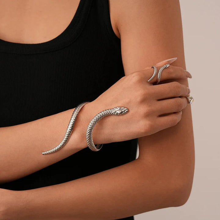 Zevella – Sæt Med Armbånd Og Ring Med Skulptureret Slangemotiv